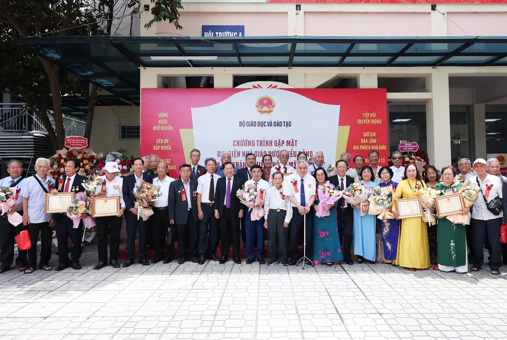 Lãnh đạo Bộ GD-ĐT và các nhà giáo lão thành chụp ảnh lưu niệm 4.jpg