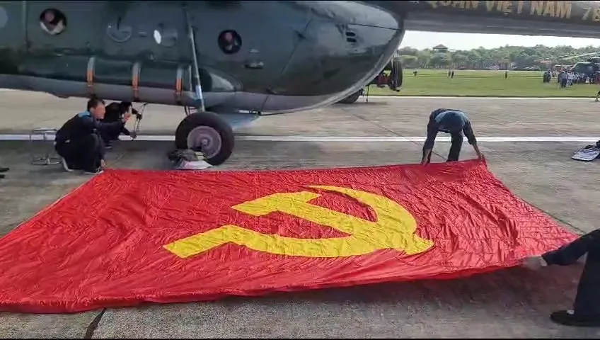 Cán bộ, chiến sĩ lắp cờ chuẩn bị bay chuyến 2 Cán bộ, chiến sĩ lắp cờ chuẩn bị bay chuyến 2