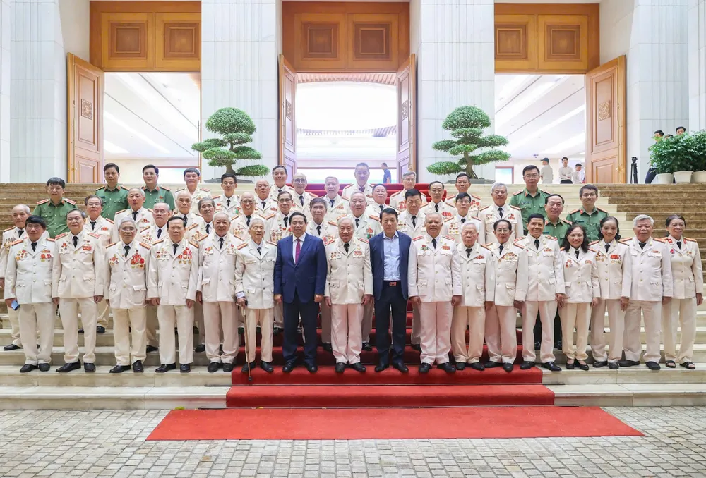 Thủ tướng Phạm Minh Chính và Ban Liên lạc Công an chi viện chiến trường miền Nam. Ảnh: VIẾT CHUNG Thủ tướng Phạm Minh Chính gặp mặt Ban Liên lạc Công an chi viện chiến trường miền Nam, chiều 25-8. Ảnh VIẾT CHUNG.jpg