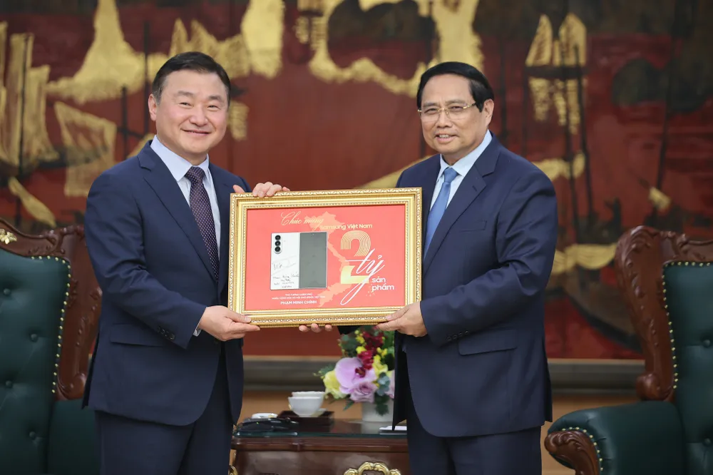 Thủ tướng Chính phủ Phạm Minh Chính ký tặng biển kỷ niệm sản xuất chiếc điện thoại di động thứ 2 tỷ của Samsung tại Việt Nam