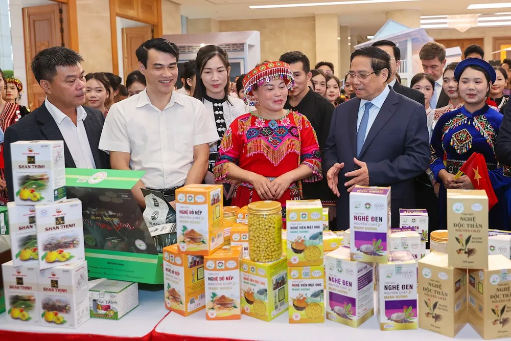 Thủ tướng tham quan một gian hàng trưng bày sản phẩm OCOP tại hội nghị. Ảnh: VIẾT CHUNG 1.jpg