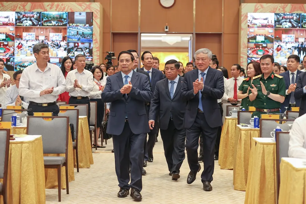 Thủ tướng Phạm Minh Chính và các đồng chí lãnh đạo Chính phủ tới dự hội nghị. Ảnh: VIẾT CHUNG Thủ tướng Phạm Minh Chính và các đồng chí lãnh đạo Chính phủ tới dự Hội nghị.jpg