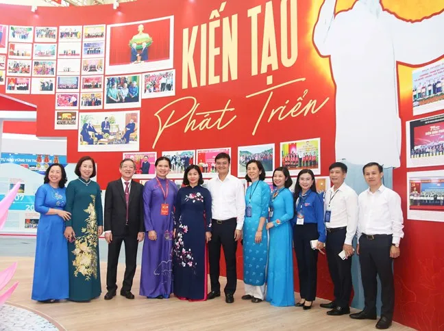 Các đại biểu thăm không gian của triển lãm chủ đề “Kiến tạo, phát triển" 1.jpg