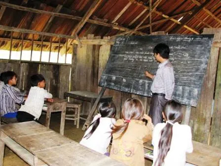 Chính phủ yêu cầu hoàn thiện chính sách về miễn - giảm học phí, hỗ trợ bữa trưa cho học sinh biên giới