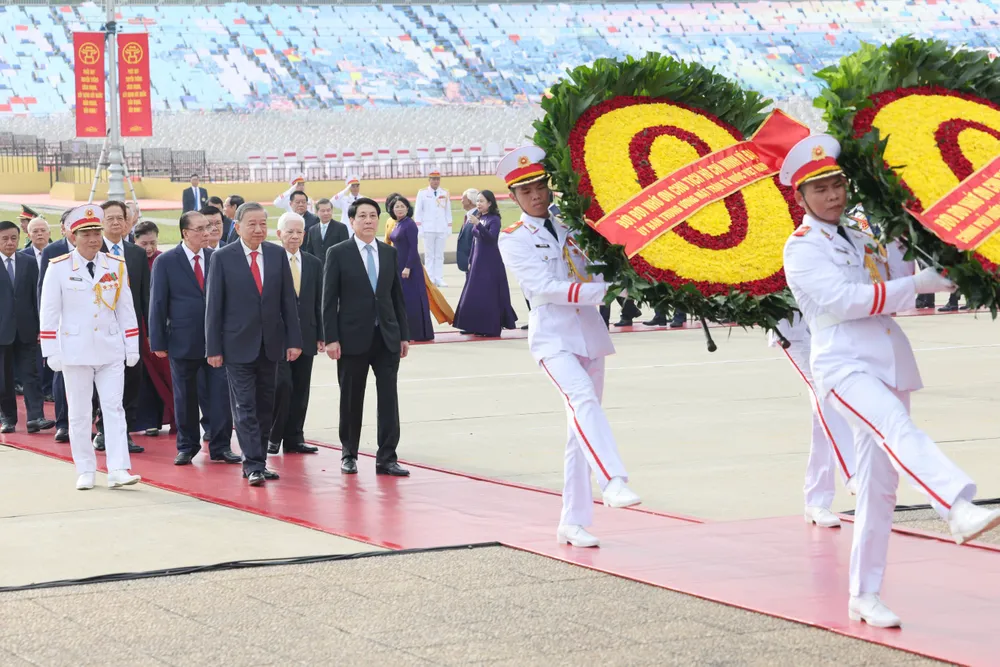 Các đồng chí lãnh đạo, nguyên lãnh đạo Đảng, Nhà nước đặt vòng hoa và vào Lăng viếng Chủ tịch Hồ Chí Minh, sáng 1-9. Ảnh: QUANG PHÚC 1.jpg