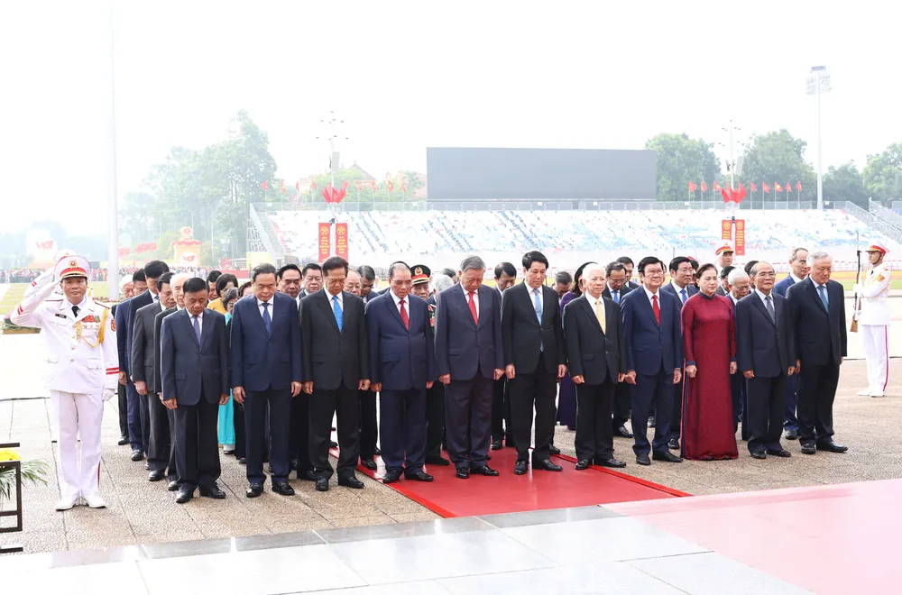 Các đồng chí lãnh đạo, nguyên lãnh đạo Đảng, Nhà nước đặt vòng hoa và vào Lăng viếng Chủ tịch Hồ Chí Minh, sáng 1-9. Ảnh: QUANG PHÚC 4.jpg