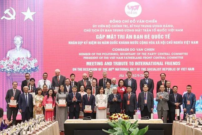 Đồng chí Đỗ Văn Chiến, Ủy viên Bộ Chính trị, Bí thư Trung ương Đảng, Chủ tịch Ủy ban Trung ương MTTQ Việt Nam trao quà lưu niệm cho đại biểu tham dự gặp mặt 1.jpg