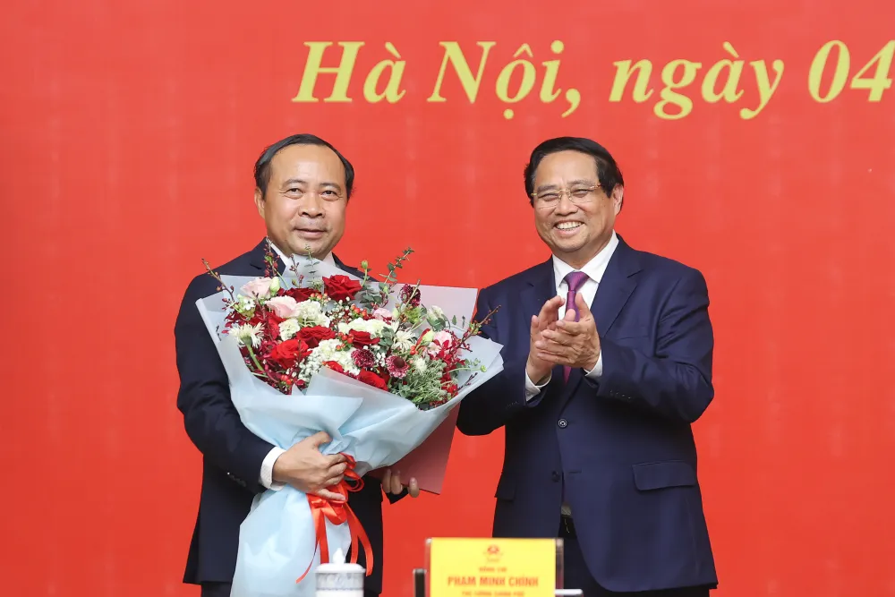 Thủ tướng trao quyết định về việc điều động, bổ nhiệm Giám đốc Đại học Quốc gia TPHCM Vũ Hải Quân giữ chức Thứ trưởng Thường trực Bộ KH-CN 1.jpg