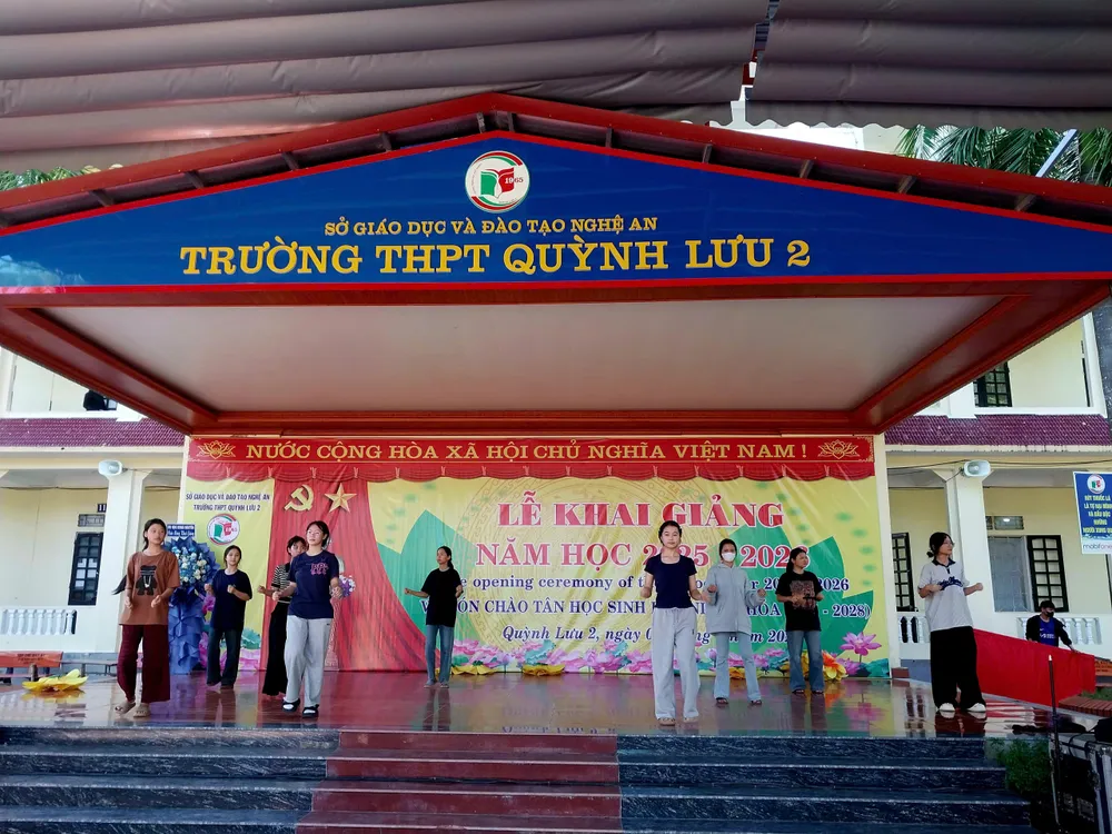 Chiều 4-9, các em học sinh Trường THPT Quỳnh Lưu 2, Nghệ An tập dượt lần cuối tiết mục văn nghệ cho lễ khai giảng 2.jpg