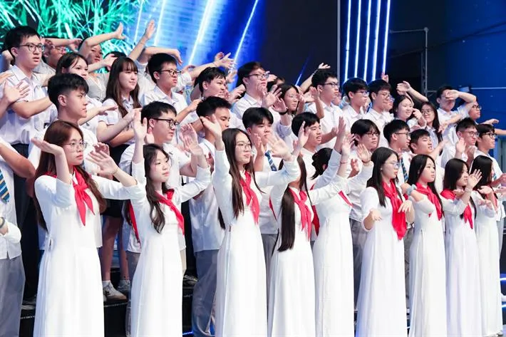 Học sinh, sinh viên biểu diễn văn nghệ tại lễ khai giảng "đặc biệt" Học sinh, sinh viên tham gia tại biểu diễn văn nghệ tại chương trình.jpg
