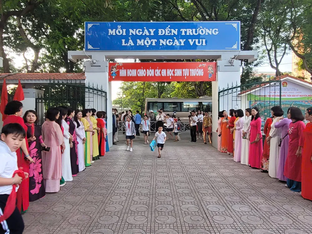 Từ 6 giờ sáng, các thầy cô Trường Tiểu học Nguyễn Du, phường Hà Đông, Hà Nội đã đến trường để chào đón học sinh. Ảnh: PHAN THẢO 1.jpg