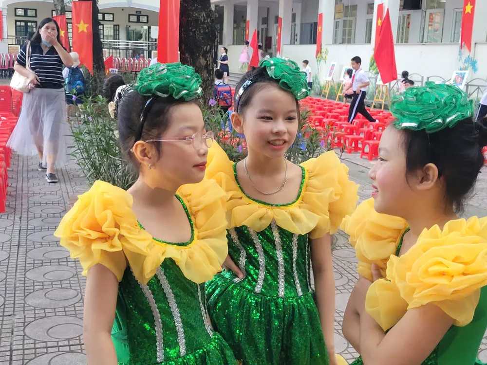 Các em học sinh Trường Tiểu học Nguyễn Du, phường Hà Đông, Hà Nội hân hoan trong lễ khai giảng. Ảnh: PHAN THẢO Các em học sinh Trường Tiểu học Nguyễn Du, phường Hà Đông, Hà Nội hân hoan trong lễ khai giảng. Ảnh: PHAN THẢO