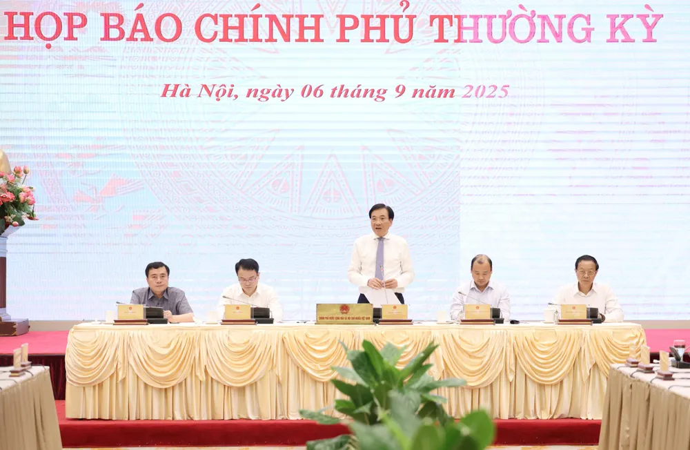 Bộ trưởng, Chủ nhiệm VPCP Trần Văn Sơn chủ trì và phát biểu tại cuộc họp báo Chính phủ thường kỳ, chiều 6-9. Ảnh: QUANG PHÚC 2959ad3a-45b1-4ed3-9c55-6eb7ff18c3b2.jpg