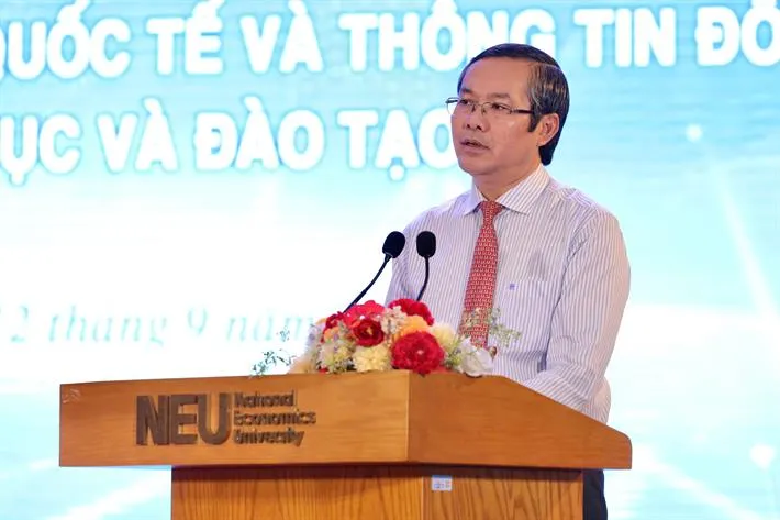 Thứ trưởng Bộ GD-ĐT Nguyễn Văn Phúc phát biểu tại hội nghị Thứ trưởng Nguyễn Văn Phúc phát biểu tại hội nghị.jpg