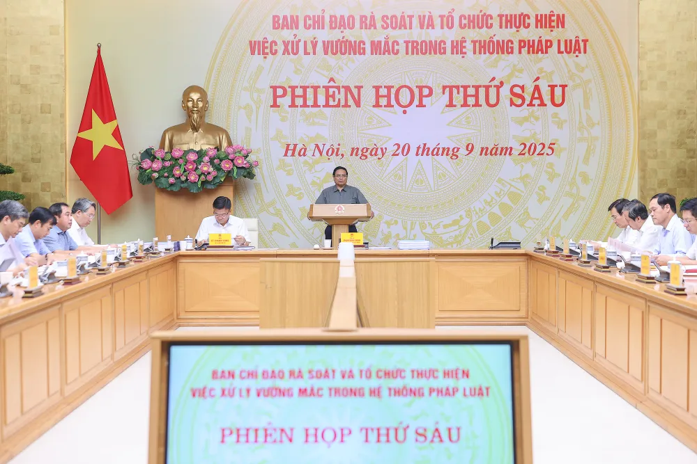 Thủ tướng Phạm Minh Chính chủ trì họp Ban chỉ đạo rà soát, xử lý vướng mắc trong hệ thống văn bản quy phạm pháp luật. Ảnh: VIẾT CHUNG 1.jpg
