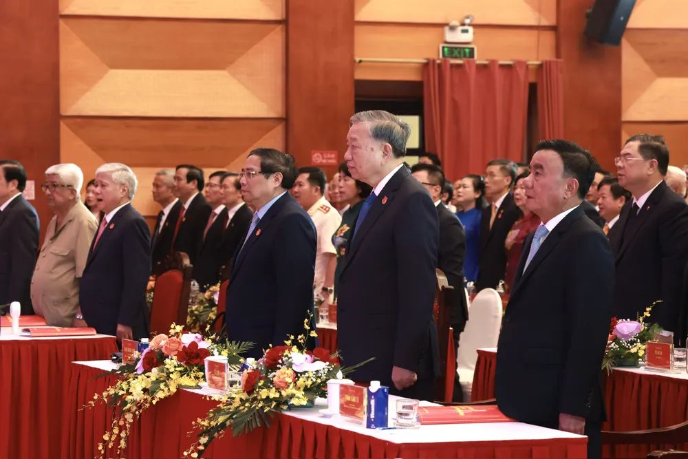 Tổng Bí thư Tô Lâm và các đồng chí lãnh đạo, đại biểu dự Đại hội Đảng bộ MTTQ, các đoàn thể Trung ương lần thứ I, nhiệm kỳ 2025-2030, thực hiện nghi thức chào cờ 3.jpg