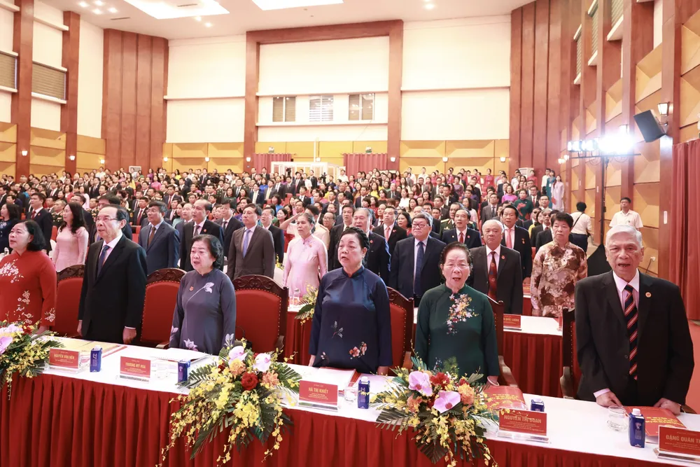 Các đại biểu dự Đại hội Đảng bộ MTTQ, các đoàn thể Trung ương lần thứ I, nhiệm kỳ 2025-2030, thực hiện nghi thức chào cờ 5.jpg