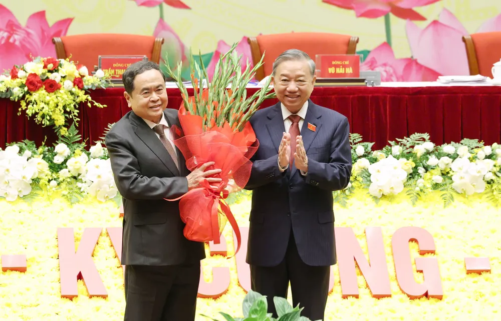 Tổng Bí thư Tô Lâm tặng hoa chúc mừng đại hội đến Chủ tịch Quốc hội Trần Thanh Mẫn. Ảnh: QUANG PHÚC 1.jpg