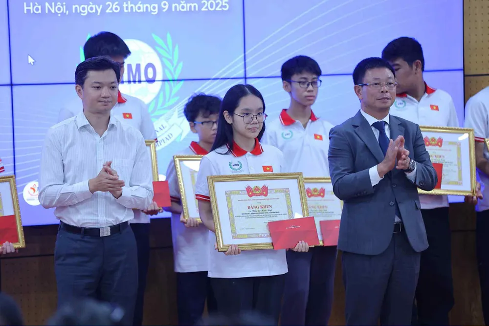 Ban tổ chức trao thưởng cho các học sinh đoạt giải tại chung kết quốc tế AIMO 2025 tại Tokyo, Nhật Bản 1.jpg