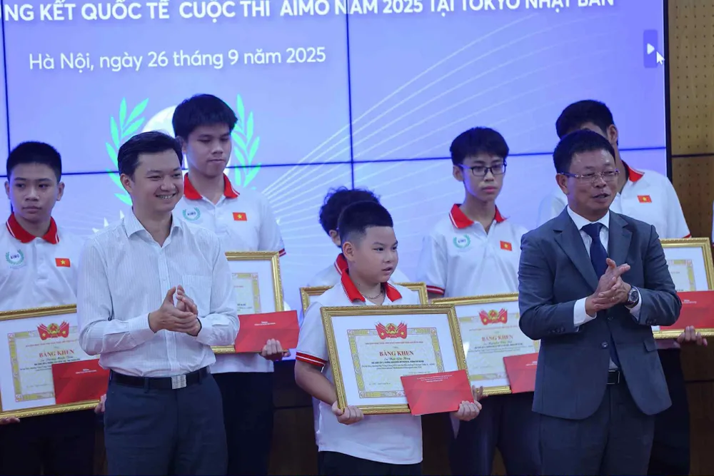Trao thưởng cho các học sinh đoạt giải tại chung kết quốc tế AIMO 2025 tại Tokyo, Nhật Bản 2.jpg