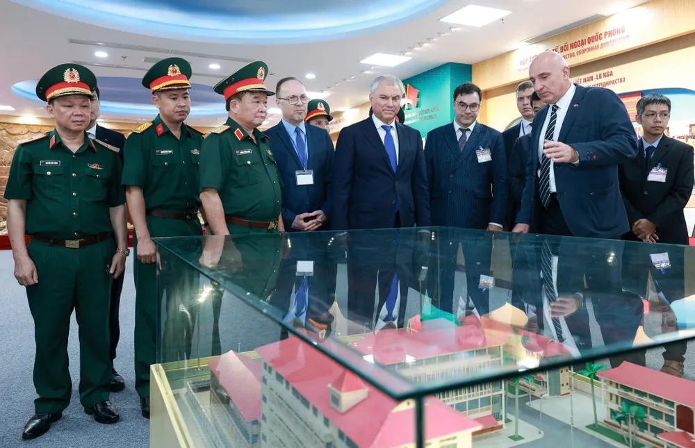 Chủ tịch Duma Quốc gia Quốc hội Liên bang Nga Vyacheslav Volodin thăm Trung tâm Nhiệt đới Việt - Nga, chiều 28-9. Ảnh: VIẾT CHUNG Chủ tịch Duma Quốc gia Quốc hội Liên bang Nga Vyacheslav Volodin thăm Trung tâm Nhiệt đới Việt - Nga, chiều 28-9. Ảnh VIẾT CHUNG.jpg