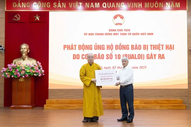 Chủ tịch Ủy ban Trung ương MTTQ Việt Nam Đỗ Văn Chiến tiếp nhận ủng hộ 1.jpg