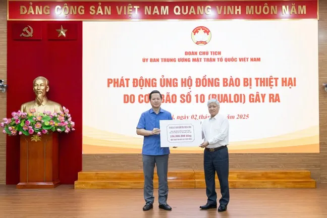 Chủ tịch Ủy ban Trung ương MTTQ Việt Nam Đỗ Văn Chiến tiếp nhận ủng hộ Chủ tịch Ủy ban Trung ương MTTQ Việt Nam Đỗ Văn Chiến tiếp nhận ủng hộ.jpg