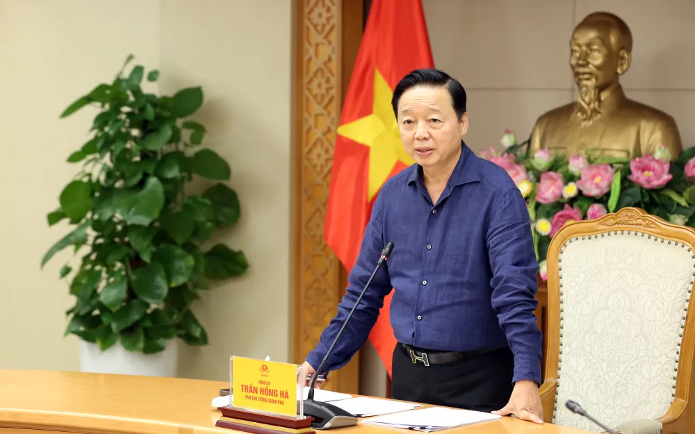 Phó Thủ tướng Trần Hồng Hà chủ trì cuộc họp về ứng phó với cơn bão số 11 2.jpg