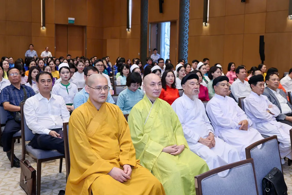 Các đại biểu dự lễ phát động thi đua lập thành tích chào mừng Đại hội đại biểu toàn quốc lần thứ XIV của Đảng. Ảnh: VIẾT CHUNG giai-quyet-thu-tuc-hanh-chinh0305145858-1698384582467886476781.jpg