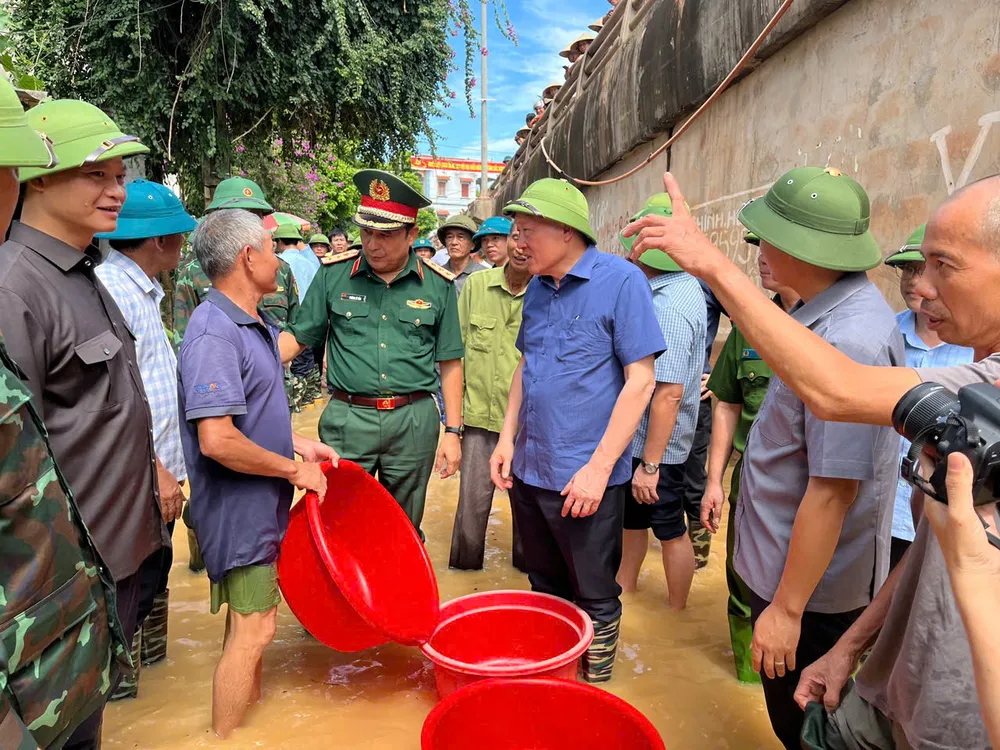 Phó Thủ tướng Thường trực Nguyễn Hòa Bình thăm hỏi, động viên người dân tại khu vực bị ngập lụt do vỡ đê bối tại xã Tiên Lục, tỉnh Bắc Ninh Phó Thủ tướng Thường trực Chính phủ Nguyễn Hoà Bình thăm hỏi, động viên người dân tại khu vực bị ngập lụt do vỡ đê bối tại xã Tiên Lục.jpg