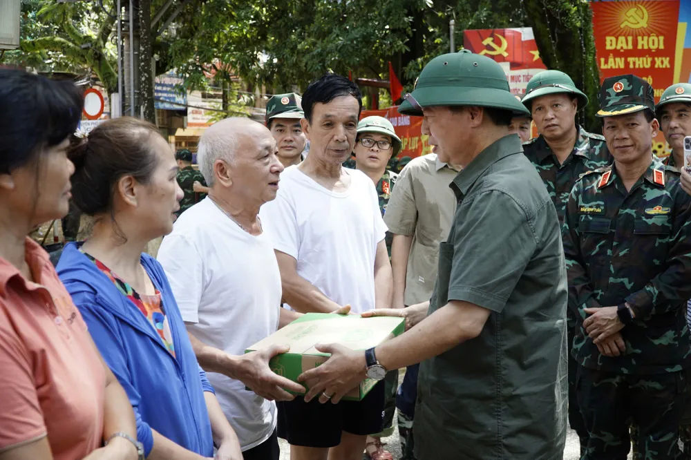 Phó Thủ tướng Trần Hồng Hà tặng quà, thăm hỏi người dân bị ảnh hưởng bởi lũ lụt. Ảnh: BÁO CAO BẰNG Phó Thủ tướng Trần Hồng Hà tặng quà, thăm hỏi người dân bị ảnh hưởng bởi lũ lụt - Ảnh Báo Cao Bằng.jpg
