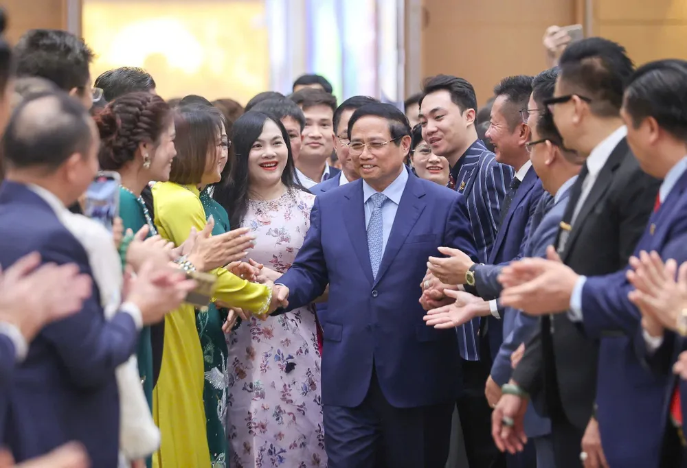 Thủ tướng Phạm Minh Chính và các doanh nghiệp, doanh nhân tiêu biểu toàn quốc, chiều 9-10. Ảnh: VIẾT CHUNG 1.jpg
