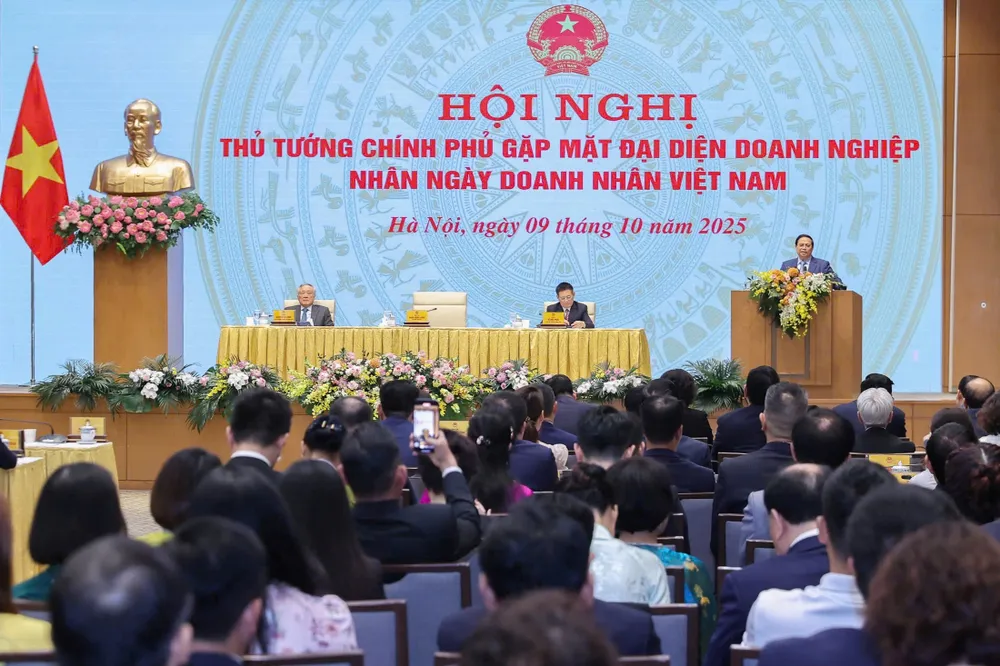 Thủ tướng Phạm Minh Chính phát biểu tại cuộc gặp mặt đại diện doanh nghiệp, doanh nhân tiêu biểu toàn quốc, chiều 9-10. Ảnh: VIẾT CHUNG 2.jpg