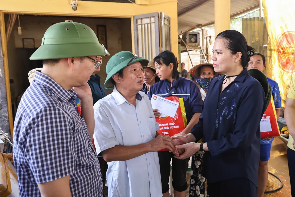 Bà Hà Thị Nga, Phó Chủ tịch Ủy ban Trung ương MTTQ Việt Nam động viên cán bộ, nhân dân vùng lũ 1.jpg
