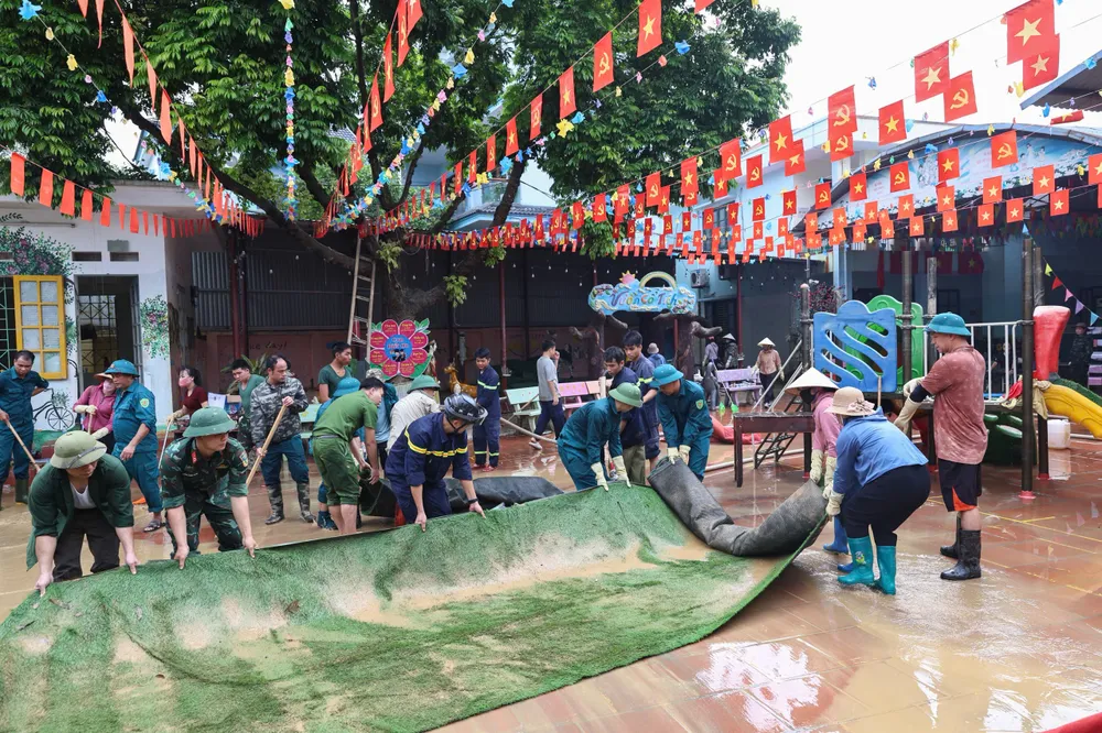 Các lực lượng đang hỗ trợ dọn dẹp trường học ở địa bàn tỉnh Thái Nguyên 2.jpg