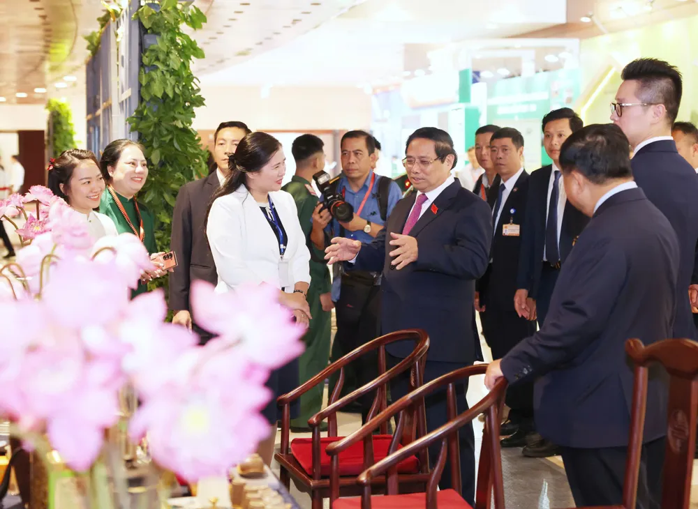 Thủ tướng Phạm Minh Chính, Ủy viên Bộ Chính trị, Bí thư Đảng ủy Chính phủ và các đại biểu. Ảnh: VIẾT CHUNG 3.jpg