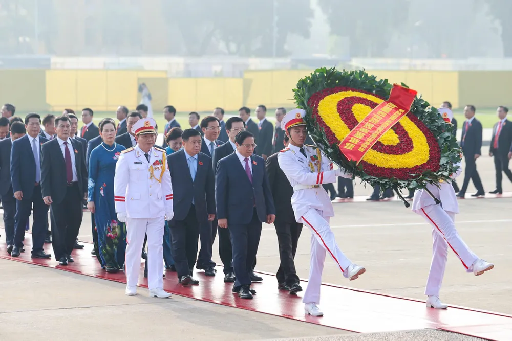 Các đại biểu dự đại hội đã đặt vòng hoa, vào Lăng viếng Chủ tịch Hồ Chí Minh. Ảnh: VIẾT CHUNG 4.jpg