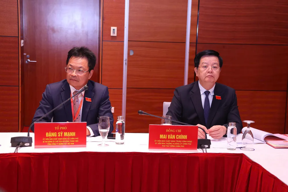 Phó Thủ tướng Mai Văn Chính thảo luận tại tổ Phó Thủ tướng Mai Văn Chính thảo luận tại tổ.jpg
