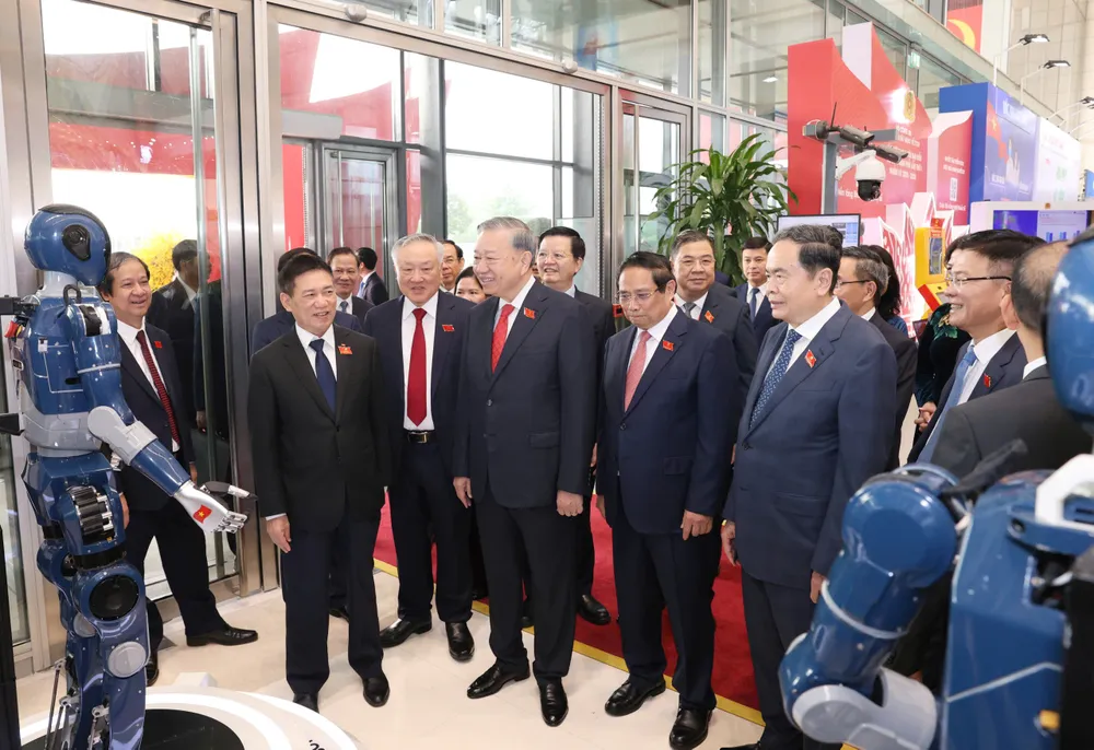 Các đồng chí lãnh đạo Đảng, Nhà nước tham quan gian trưng bày về thành tựu kinh tế - xã hội bên lề đại hội. Ảnh: QUANG PHÚC 2.jpg