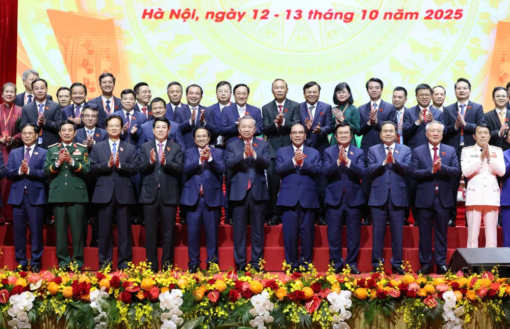 Tổng Bí thư Tô Lâm và các đồng chí lãnh đạo, nguyên lãnh đạo Đảng, Nhà nước cùng các đại biểu dự đại hội, sáng 13-10. Ảnh: QUANG PHÚC Tổng Bí thư Tô Lâm và các đồng chí lãnh đạo, nguyên lãnh đạo Đảng, Nhà nước cùng các đại biểu dự đại hội, sáng 13-10. Ảnh QUANG PHÚC.jpg