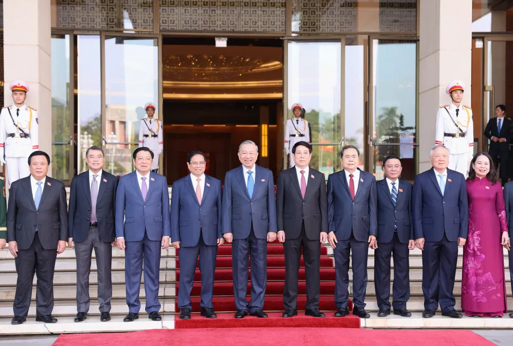 Các đồng chí lãnh đạo Đảng, Nhà nước dự họp Quốc hội ngày 20-10. Ảnh: QUANG PHÚC 2.jpg
