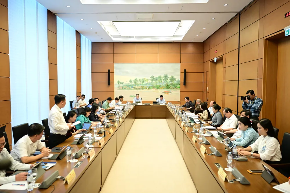 Đại biểu Quốc hội thảo luận tổ 1.JPG