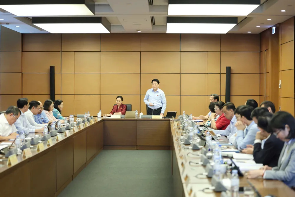 Đoàn đại biểu Quốc hội TPHCM thảo luận tại tổ, ngày 22-10. Ảnh: QUANG PHÚC 1.jpg