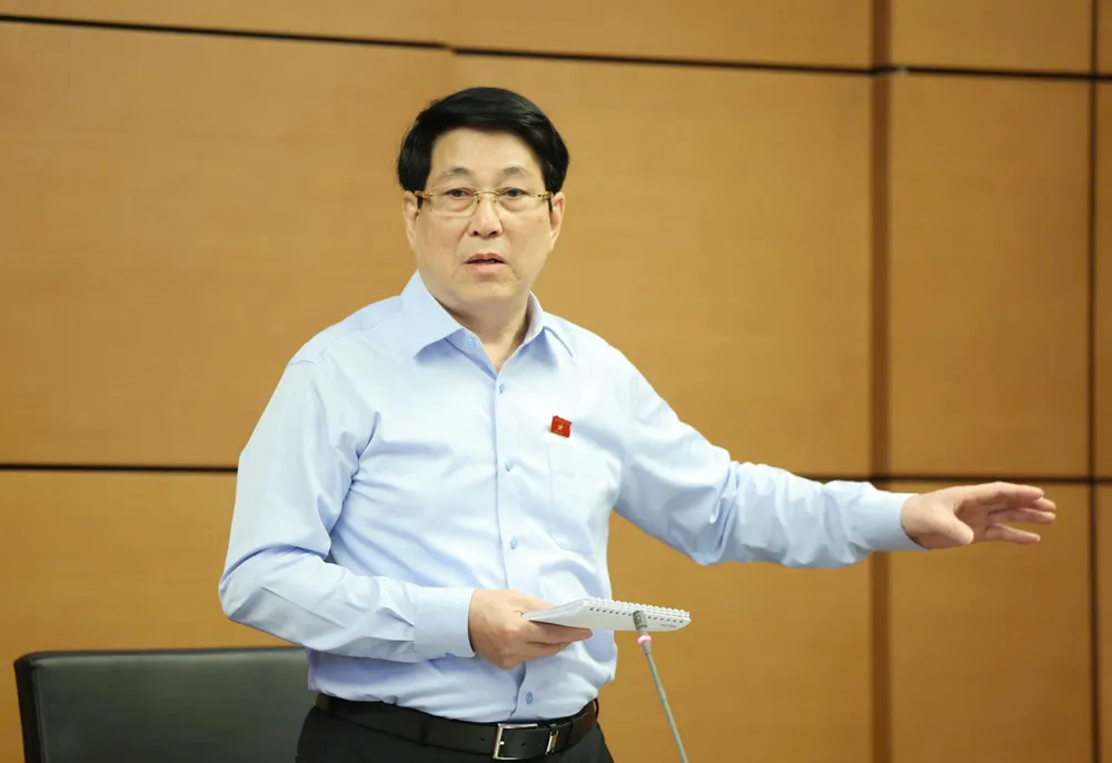 Chủ tịch nước Lương Cường phát biểu tại phiên thảo luận tổ đại biểu Quốc hội TPHCM. Ảnh: QUANG PHÚC Chủ tịch nước Lương Cường trao đổi với các đại biểu Quốc hội TPHCM tại phiên thảo luận tổ, sáng 22-10. Ảnh QUANG PHÚC.jpg