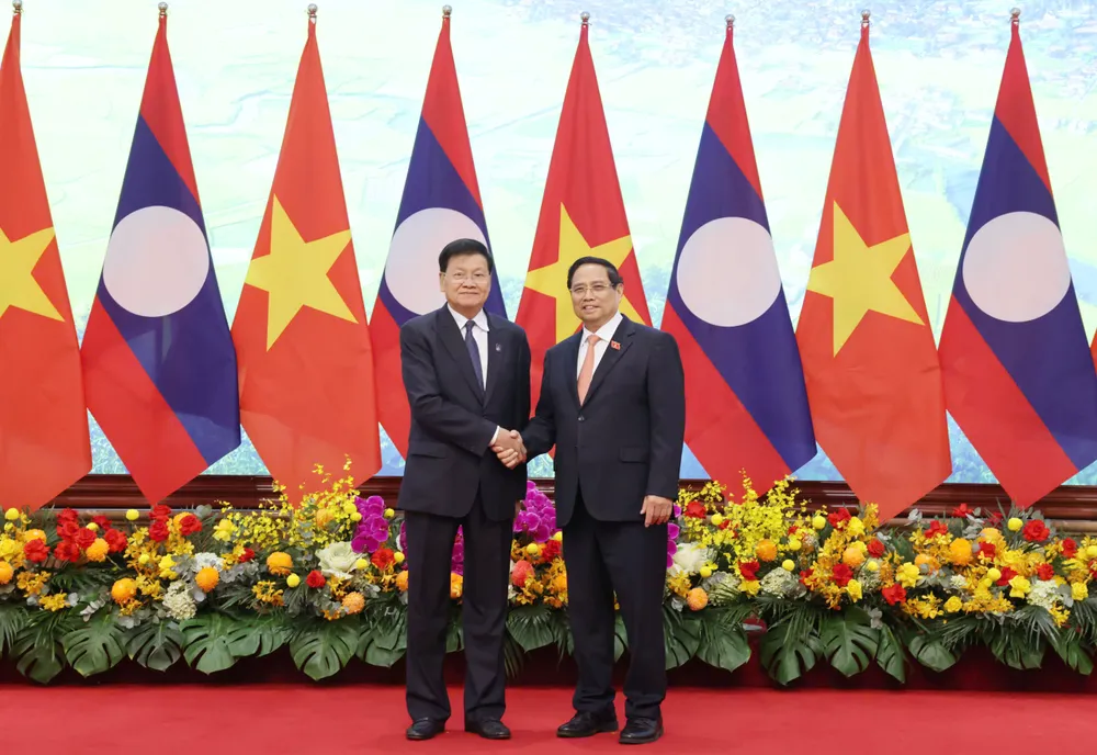 Thủ tướng Phạm Minh Chính và Tổng Bí thư, Chủ tịch nước Lào Thongloun Sisoulith nhân dịp sang Việt Nam tham dự Lễ mở ký Công ước Liên hợp quốc về chống tội phạm mạng (Công ước Hà Nội), chiều 24-10. Ảnh: QUANG PHÚC 1.jpg