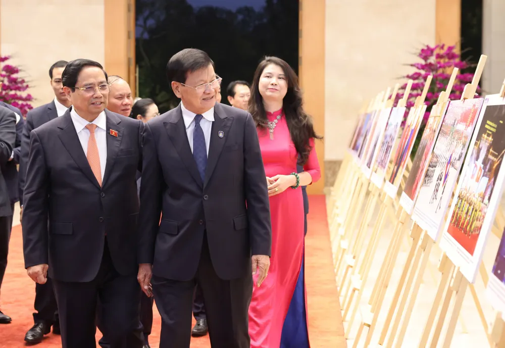 Thủ tướng Phạm Minh Chính và Tổng Bí thư, Chủ tịch nước Lào Thongloun Sisoulith tham quan trưng bày ảnh về quan hệ hợp tác giữa 2 nước. Ảnh: QUANG PHÚC 2.jpg