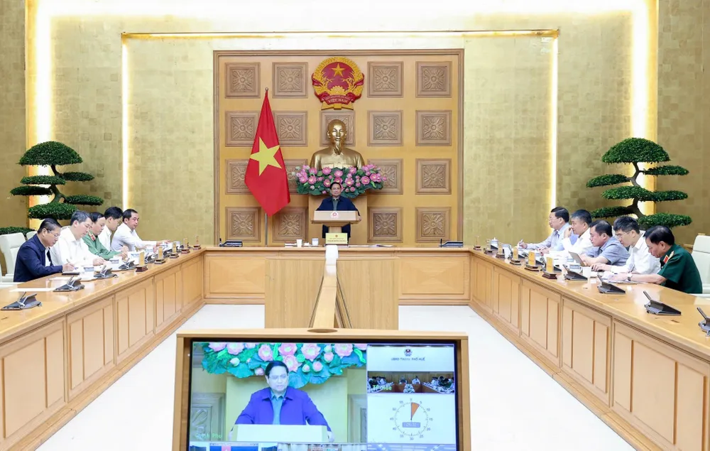 Thủ tướng Phạm Minh Chính chủ trì cuộc họp khẩn trực tuyến với một số địa phương miền Trung về công tác ứng phó, khắc phục hậu quả thiên tai, mưa lũ. Ảnh: VIẾT CHUNG 2.jpg