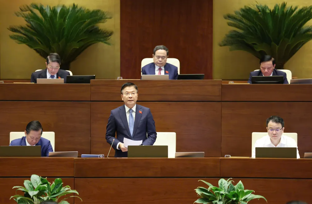 Phó Thủ tướng Lê Thành Long phát biểu giải trình, làm rõ một số vấn đề đại biểu Quốc hội nêu, sáng 30-10. Ảnh: QUANG PHÚC 1.jpg