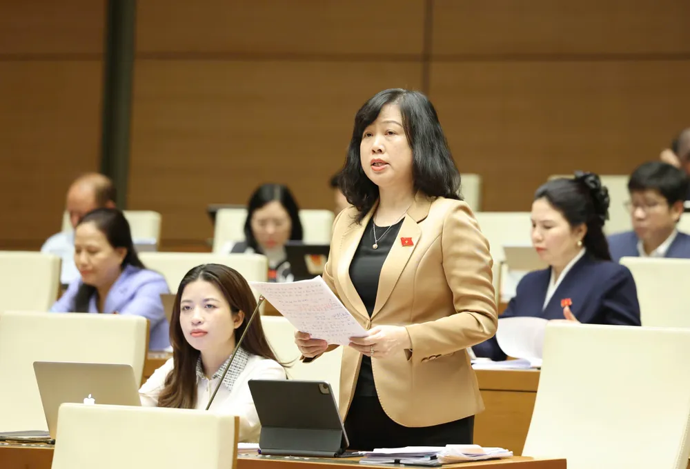 Bộ trưởng Bộ Y tế Đào Hồng Lan phát biểu giải trình, làm rõ một số vấn đề đại biểu Quốc hội nêu, sáng 30-10. Ảnh: QUANG PHÚC Bộ trưởng Bộ Y tế Đào Hồng Lan phát biểu giải trình, làm rõ một số vấn đề đại biểu Quốc hội nêu, sáng 30-10. Ảnh QUANG PHÚC.jpg