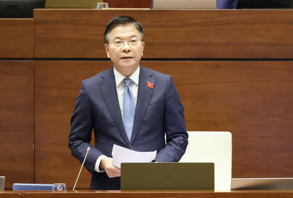 Phó Thủ tướng Lê Thành Long phát biểu giải trình, làm rõ một số vấn đề đại biểu Quốc hội nêu, sáng 30-10. Ảnh QUANG PHÚC Phó Thủ tướng Lê Thành Long phát biểu giải trình, làm rõ một số vấn đề đại biểu Quốc hội nêu, sáng 30-10. Ảnh QUANG PHÚC.jpg